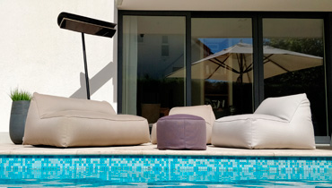 MOONICH Lounge: aMOONICH Lounge: comfortable armchairs and sofas by the poolbequeme Sessel und Sofas am Pool