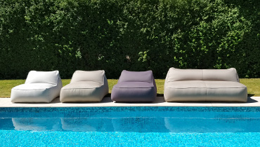 MOONICH Lounge: aMOONICH Lounge: comfortable armchairs and sofas by the poolbequeme Sessel und Sofas am Pool