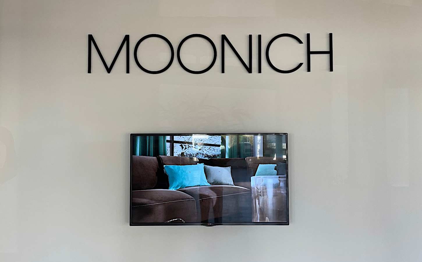 Moonich GmbH Logo im Showroom bei München