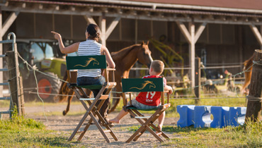 regiestuhl.de: Horse show, Alfred and Steven Noce-Dunkelgruen, with logo